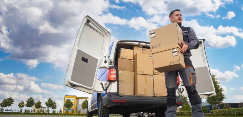 courier person delivering parcels